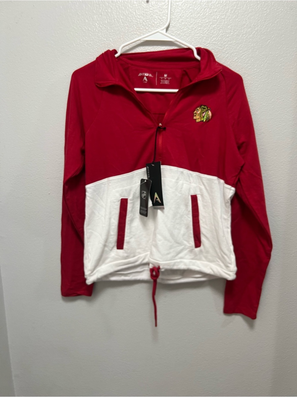 Antigua women’s medium Chicago Blackhawks Half-Zip Team Jacket